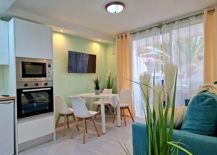 Fresh In Americas, Pe210 Next To The