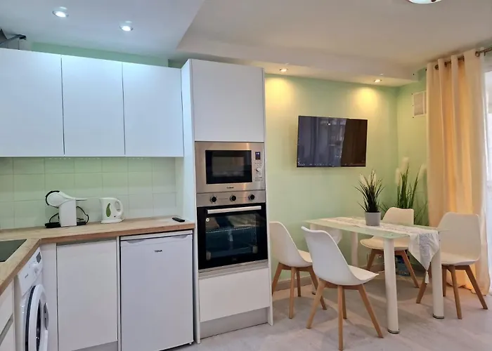 Fresh In Americas, Pe210 Next To The Apartman Arona