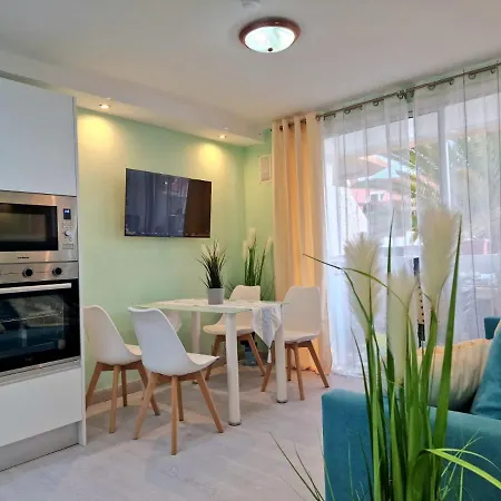 Fresh In Americas, Pe210 Next To The